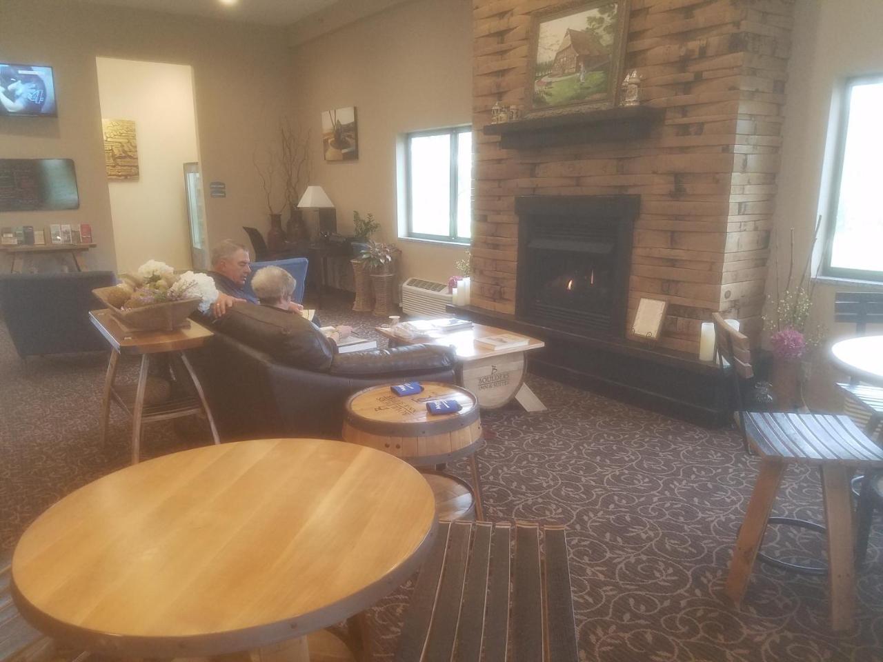 Cobblestone Inn & Suites - Manning Esterno foto